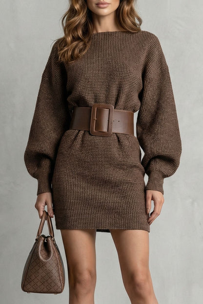 Robe courte structurée en maille marron, ceinture à boucle, vue de face