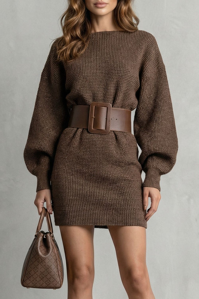 Robe courte structurée en maille marron, ceinture à boucle, vue de face