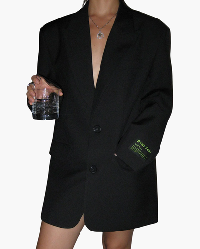 Blazer femme long oversize à revers porté en ville