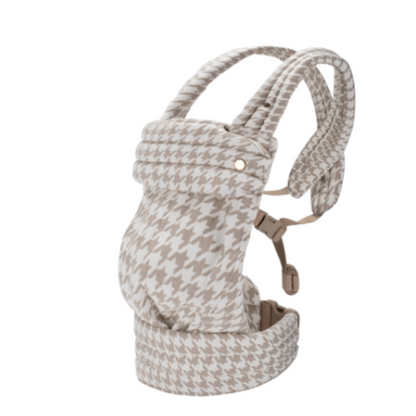 Porte-bébé ergonomique en position de portage ventral face au parent