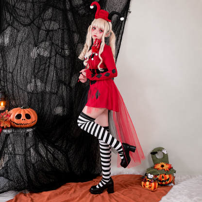 Costume d'arlequin rouge et noir, détail de la coiffe à pointes