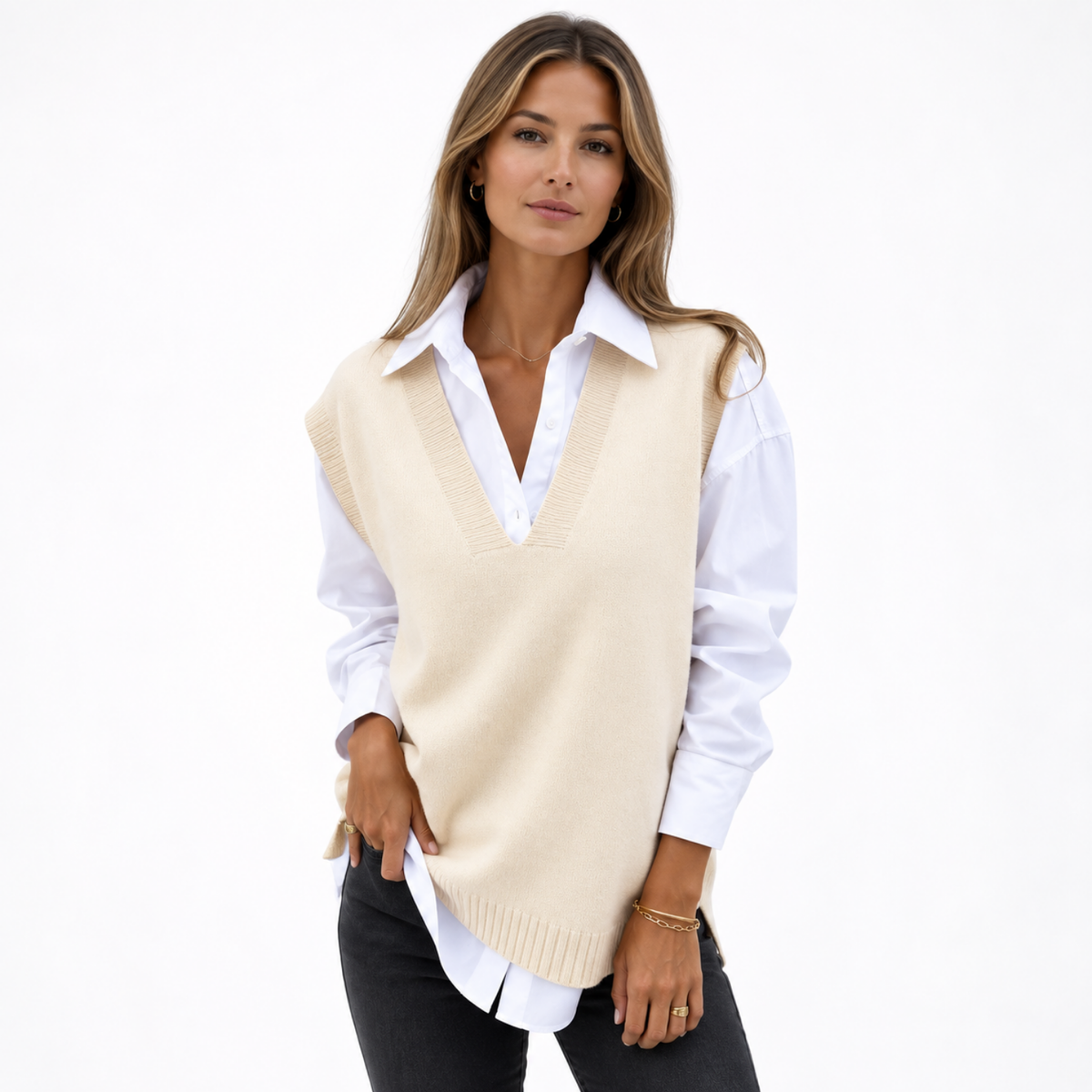 Pull sans manches femme col V beige crème en maille fine porté sur chemise blanche
