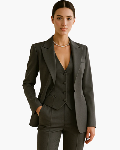 Ensemble trois pièces tailleur femme porté au bureau