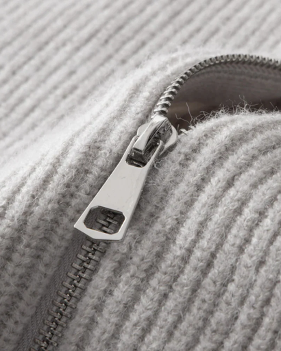 Tricot homme zip intégral gris, détail de la fermeture éclair