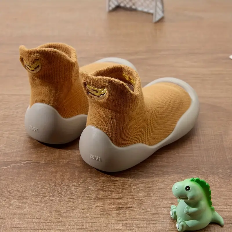 Chaussures bébé pieds nus, coloris jaune ocre