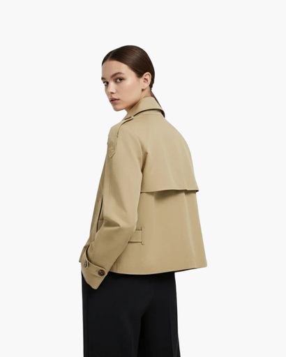 Blazer femme coupe trench-fit porté au bureau