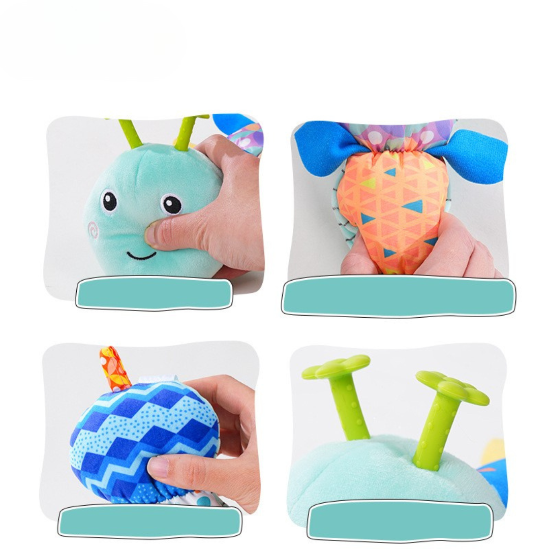Bébé en train de jouer avec la chenille sensorielle