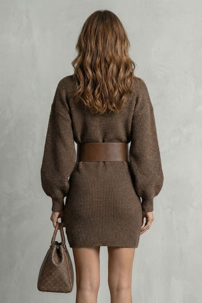 Robe courte structurée en maille marron, détail ceinture