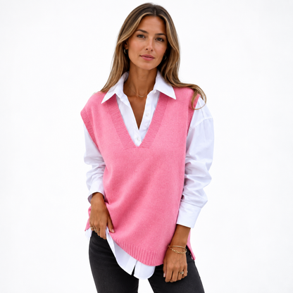 Pull sans manches femme col V rose en maille fine porté sur chemise blanche
