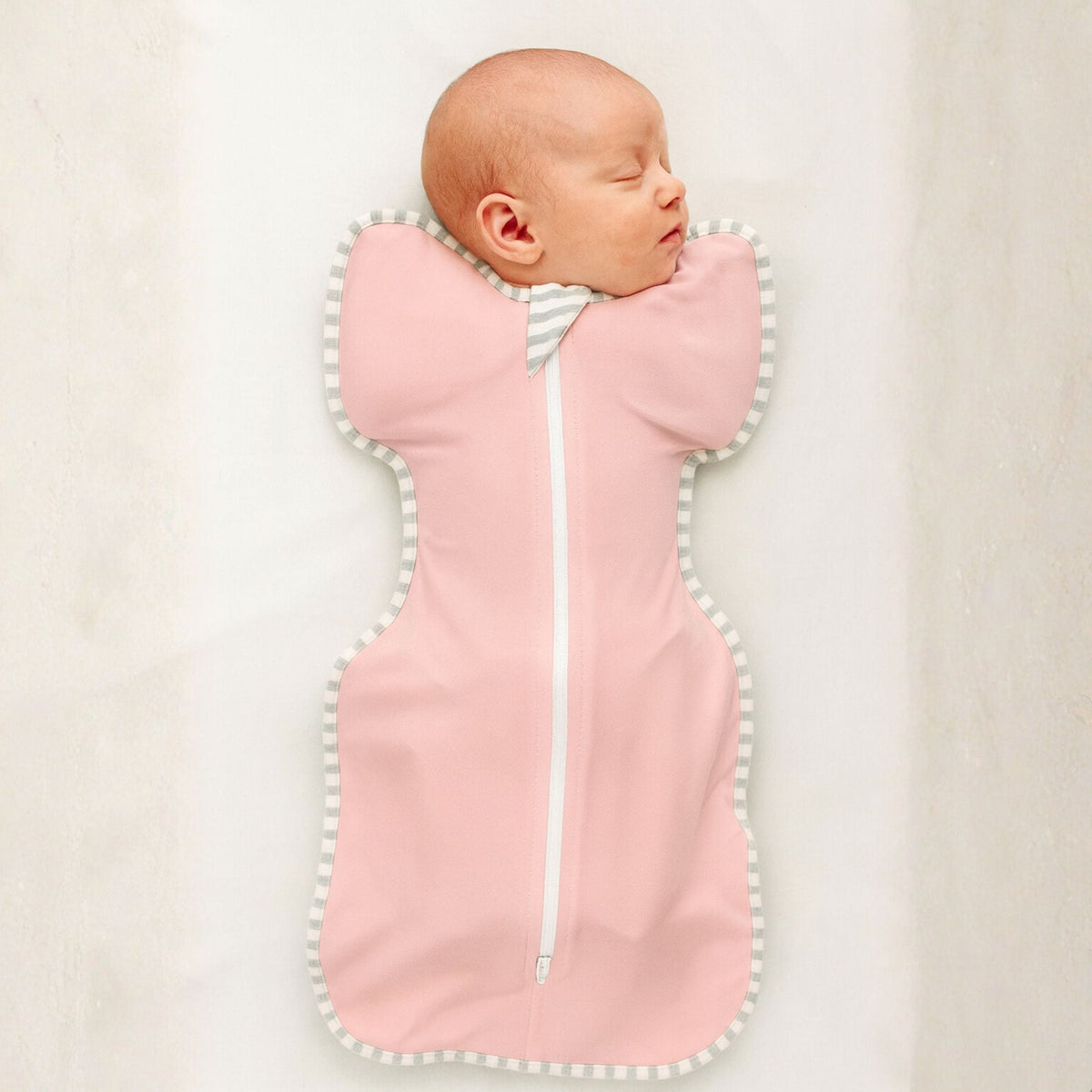 Hibou en peluche douce, coloris rose, gros plan sur le tissu