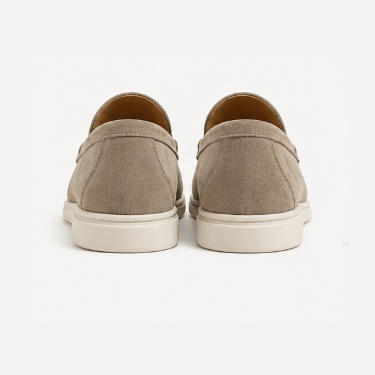 Talons des mocassins homme beige vus de dos, contrefort en suédine