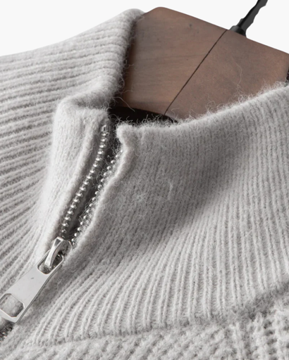 Tricot homme zip intégral gris, détail du col et de la fermeture