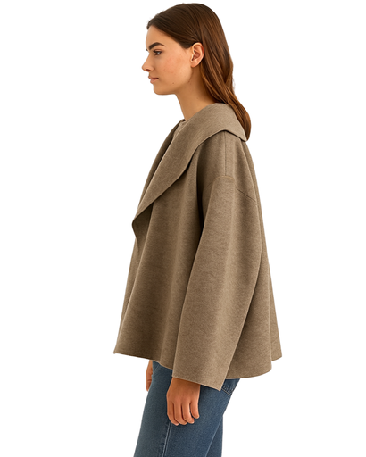 Manteau cape femme porté sur un pull - look automne hiver