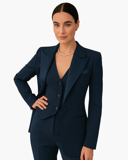 Ensemble trois pièces tailleur femme porté au bureau