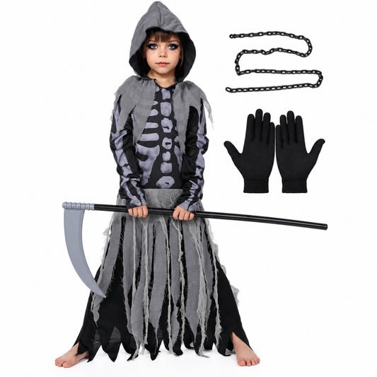 Fillette portant le déguisement de faucheuse squelette, robe à capuche imprimée avec faux, chaîne et gants