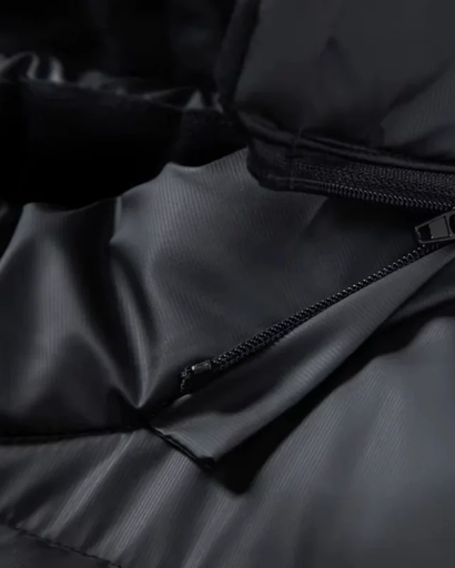 Veste matelassée homme à capuche portée en ville