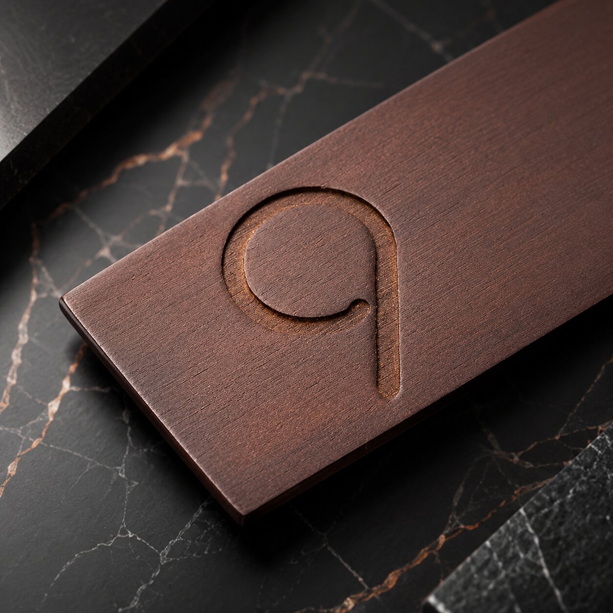 Horloge murale acier inoxydable et bois de noyer, gros plan aiguilles