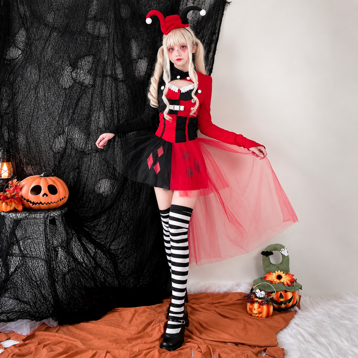 Costume d'arlequin rouge et noir porté en taille adulte