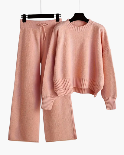 Ensemble loungewear femme pull et pantalon coton porté à la maison