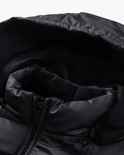 Veste matelassée homme à capuche portée en ville