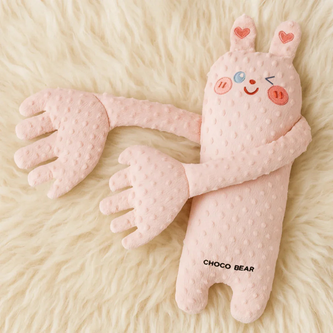 Enfant câlinant la peluche premium