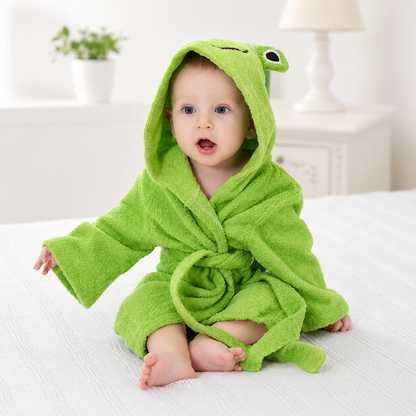 Bébé enveloppé dans le poncho de bain à capuche après le bain