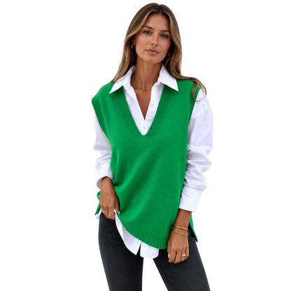 Pull sans manches femme col V vert en maille fine porté sur chemise blanche