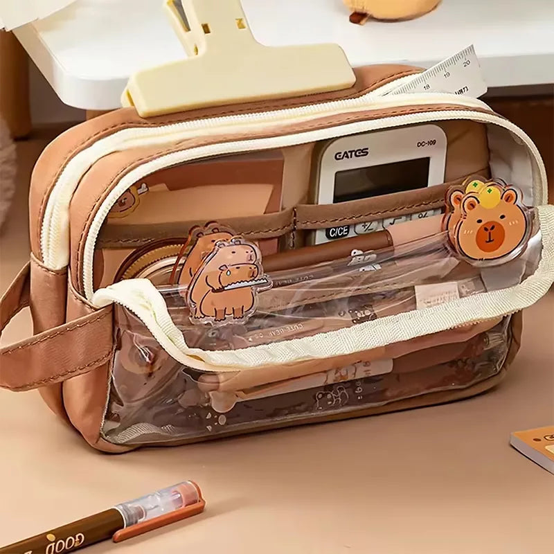 Trousse capybara ouverte montrant l'intérieur