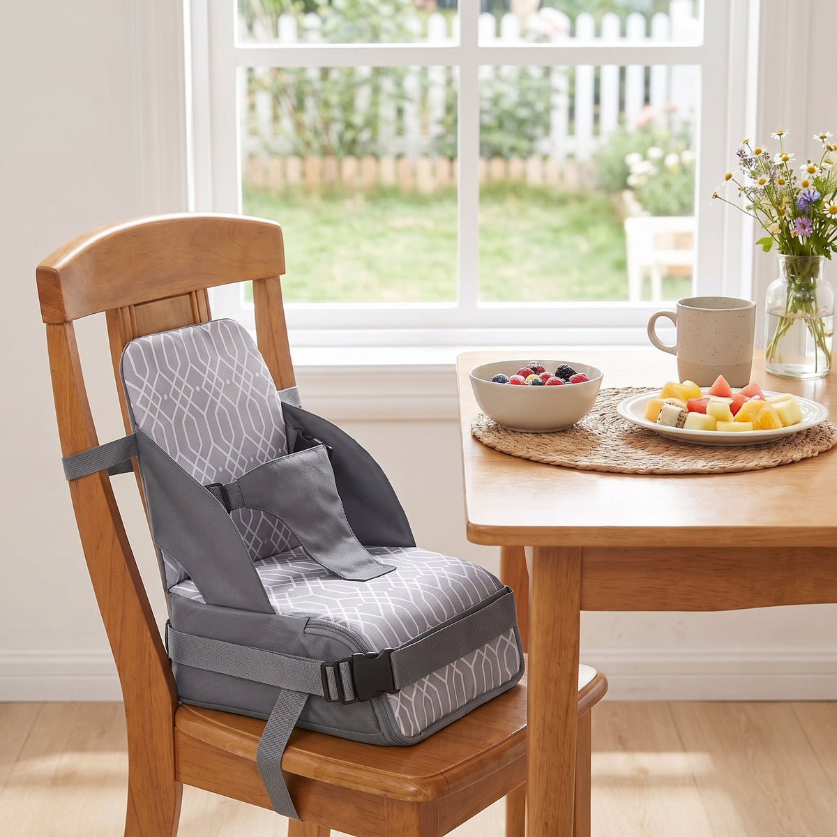 Réhausseur de chaise pliable pour bébé attaché à une chaise de salle à manger