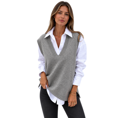 Pull sans manches femme col V gris chiné en maille fine porté sur chemise blanche