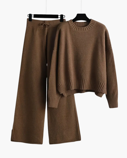 Ensemble loungewear femme pull et pantalon coton porté à la maison