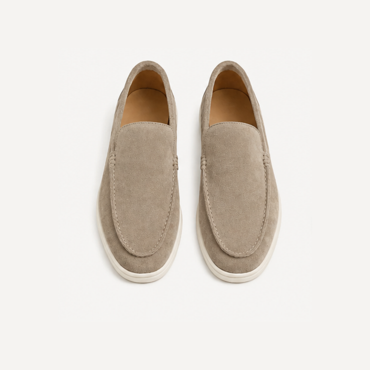 Mocassins homme beige vus de dessus, empeigne surpiquée façon mocassin