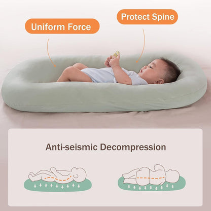 Nouveau-né se reposant dans le nid douillet bébé