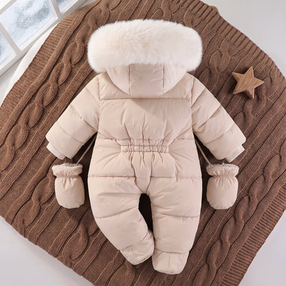 Combinaison pilote bébé beige vue de dos avec moufles, sur une couverture