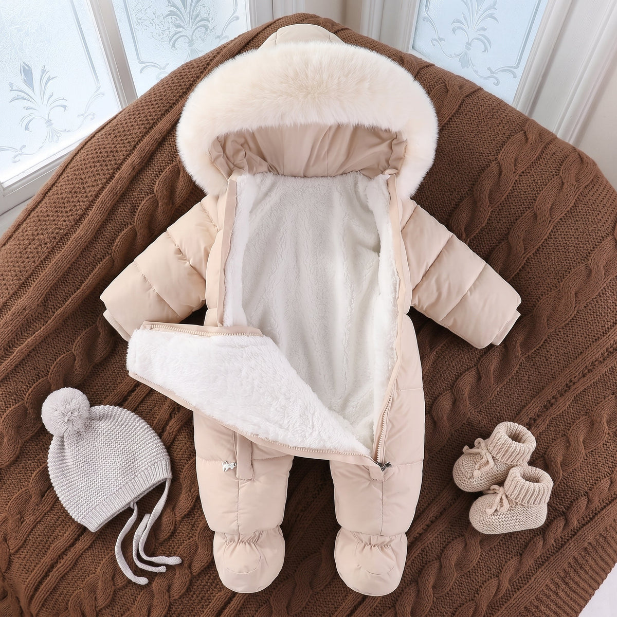 Combinaison pilote bébé beige ouverte montrant la doublure polaire