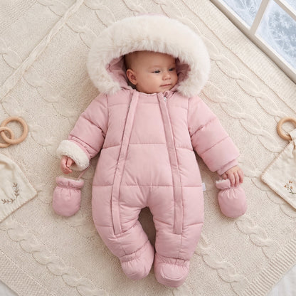 Bébé portant la combinaison pilote hiver rose