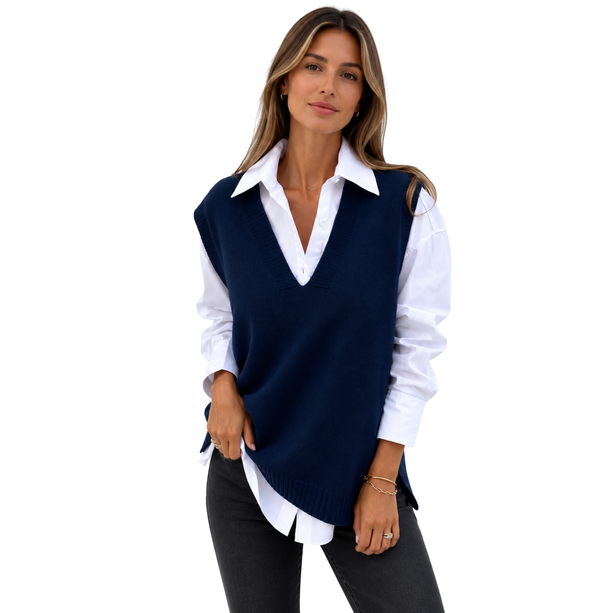 Pull sans manches femme col V bleu marine en maille fine porté sur chemise blanche