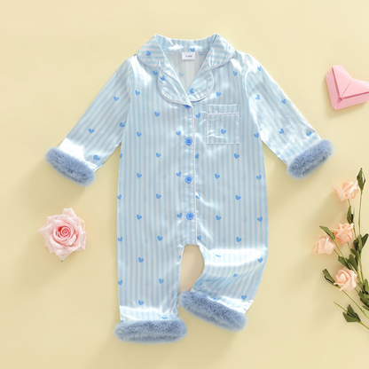 Bébé portant la combinaison imprimé cœur avec détails en peluche
