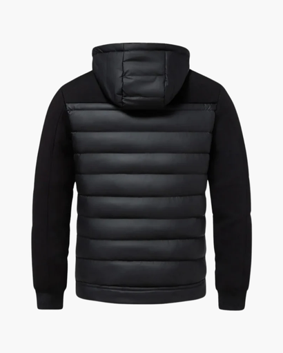 Veste matelassée homme à capuche portée en ville