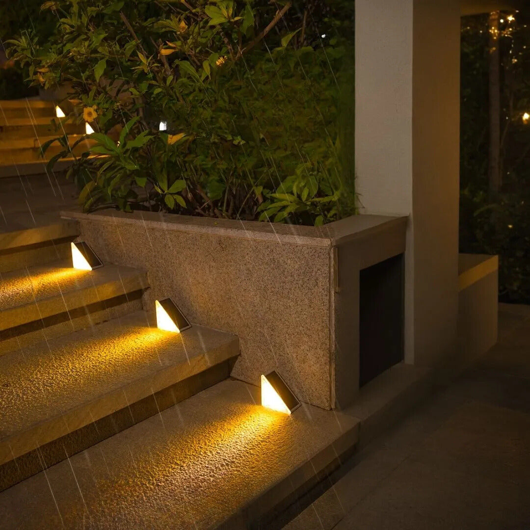 Éclairage solaire installé sur un escalier extérieur