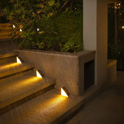Éclairage solaire installé sur un escalier extérieur