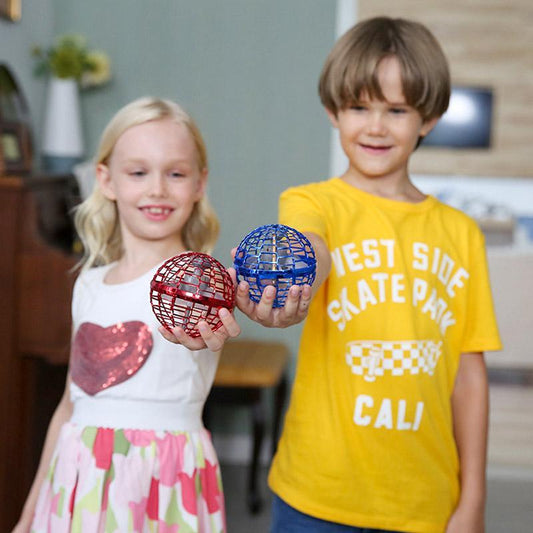 Enfants tenant la balle boomerang volante LED en rouge et bleu