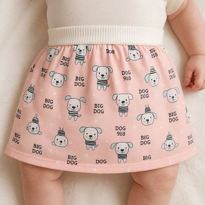 Gros plan sur le tissu de la jupe rose, motif chien avec inscription