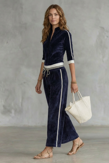 Ensemble velours bleu marine, vue de profil