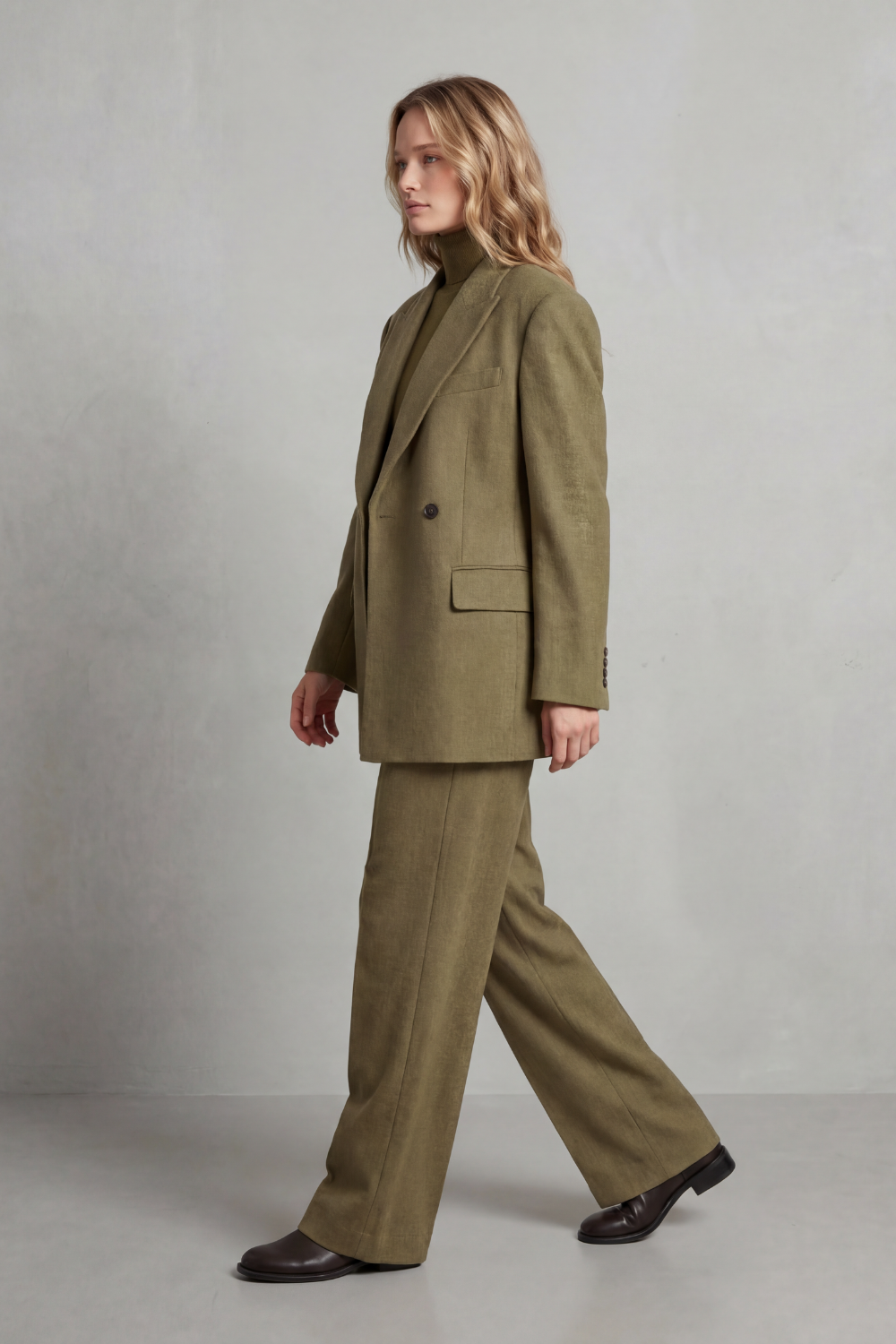Ensemble tailleur vert olive, vue de profil