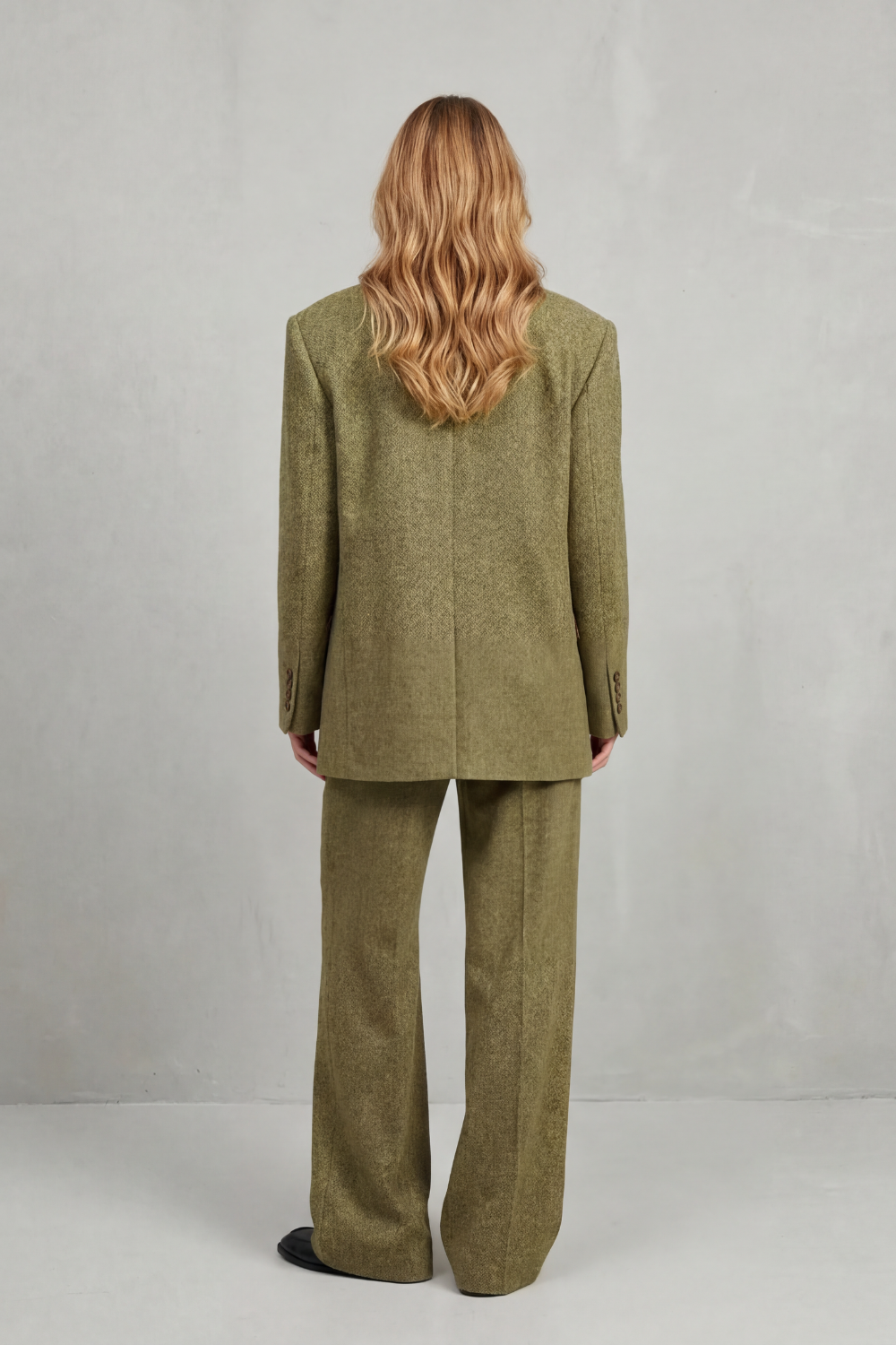 Ensemble tailleur vert olive, vue arrière