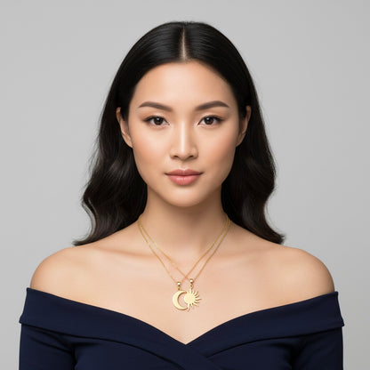 Collier soleil et lune doré, porté