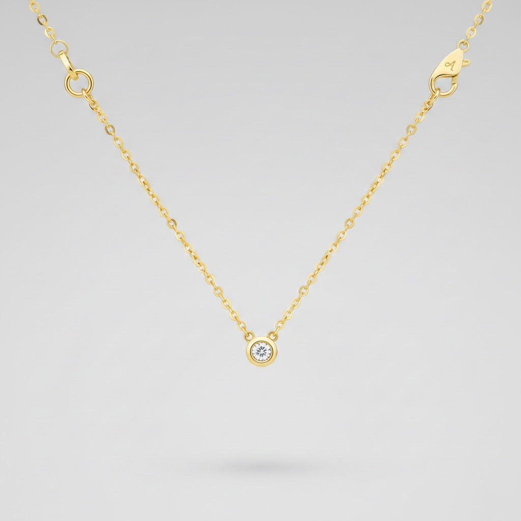 collier pendentif solitaire doré, vue portée gros plan