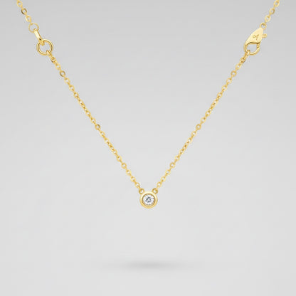 collier pendentif solitaire doré, vue portée gros plan