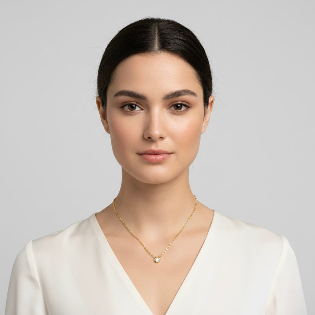 collier pendentif solitaire doré, présentation détail du fermoir